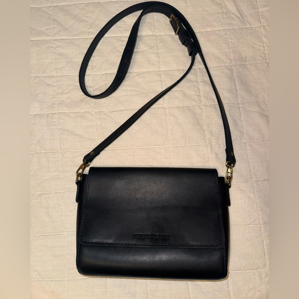 Portland Leather Metro Crossbody Black